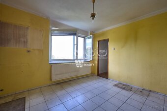 Na predaj: Jedinečný stavebný pozemok so starším rodinným do - 5