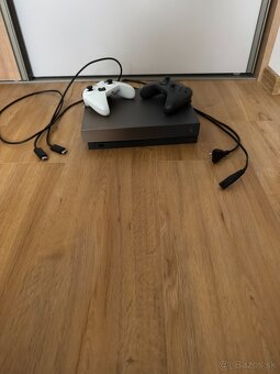 Predám Xbox One X + 2 ovládače a káble - 5
