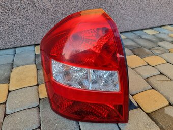 Kia Cerato hatchback zadné lavé svetlo - 5