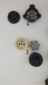 Otočné bakelitové vypínače a zásuvky so záklopkou - 5