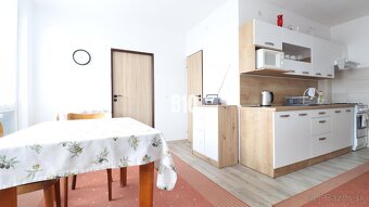 Na prenájom 3 izbový veľkometrážny byt Nováková ulica - 5