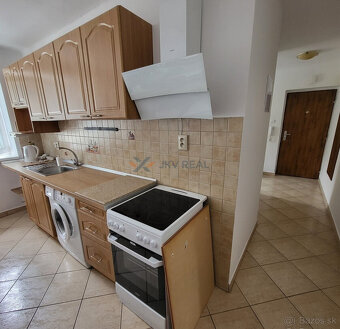 Slnečný 2-izbový byt s balkónom v tichej časti Prievidze - 5