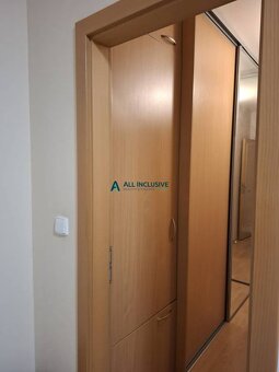 Priestranný byt v centre Bratislavy so záhradou - 5