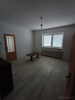 Rodinný dom s veľkým pozemkom v tichej uličke - 5