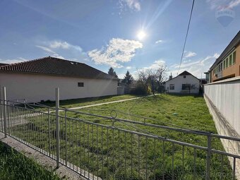 Na predaj veľký pozemok 1113m2 so starším rodinným domom - 5