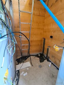 ZRUB HOLODOM ELEKTROINŠTALÁCIA, VODA, ŠUMIAC HOREHRONIE - 5