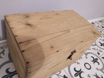 Starý, malý, dřevěný kufr, truhla po renovaci - 5