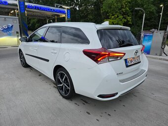 Toyota Auris 1,6 Benzin Automat Top Stav kúpene na Sk - 5