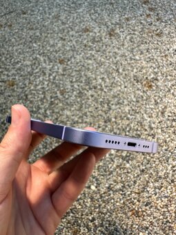 iPhone 12 - baterie 94% - 5