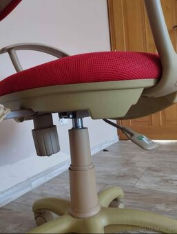 Červená stolička - 5