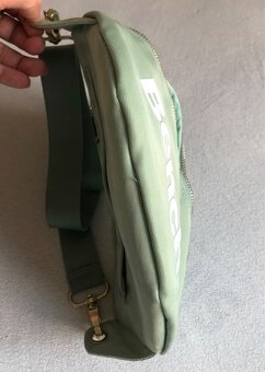 ————-—-Nová mint ľadvinka/kabelka Bench, 8 E————— - 5