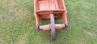 Starý drevený fúrik - 5