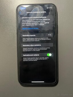 Predávam iPhone 11 so štyrmi obalmi - 5