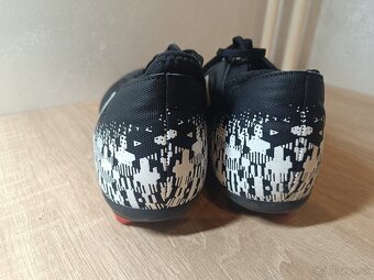 Predám kopačky UMBRO - 5