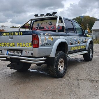 Mazda b2500.       Big food. - 5