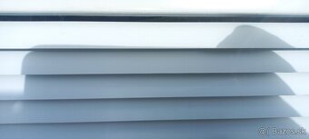 Predám trojkridlove plast. okna 200x123 orech/biela 3sklo - 5