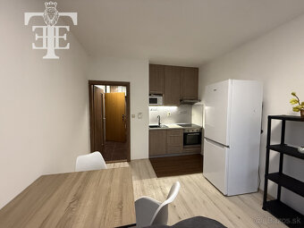 Prenájom 1 izbového bytu s vlastným parkovaním na sídlisku F - 5