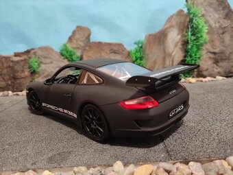 Prodám model 1:18 Porsche 911 GT3 RS - 5