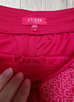 Guess tmavo cervene,namornicke modre logovane teplaky - 5