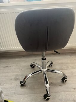Otočná stolička na kolieskach - 5
