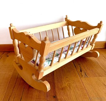 Stará dřevěná kolébka pro panenky - 5
