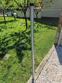 Stĺpiky, pletivo, zostatok oplotenia - 5