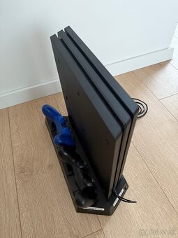 Playstation 4 PRO 1TB + 2 Ovládače + stojan - 5