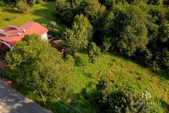 rozlohe 820 m2 v pokojnej časti mesta Nová Baňa. Cena je bez - 5