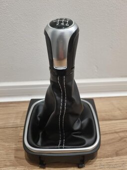 R36 GT kožená radiaca páka s BIELYM / ČERVENYM šitím - 5