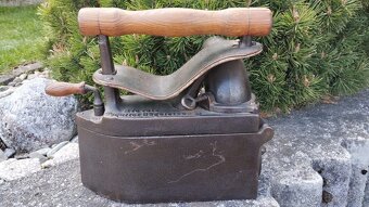 Obrovská komínová velmi stará sbírková žehlička D.R.G.M. - 5