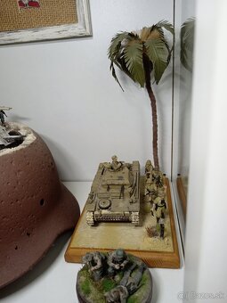 Vitrína s modelmi na predaj. - 5