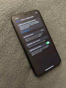 iPhone XR 64GB black - 100% batéria - 5