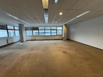 Prenájom kancelárskeho priestoru 380m² na ulici Galvaniho v - 5