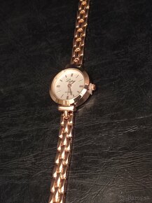 Prekrásne dámske hodinky zlatej farby - 5