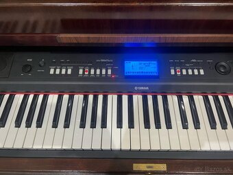 Klavesy Yamaha NP-V60 v starozitnej skrini - 5