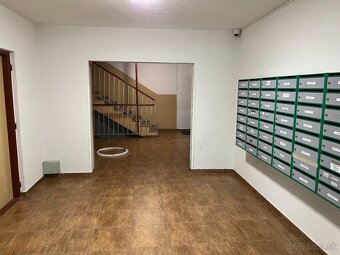 2 izb. byt na začiatku Jazera s výbornou dostupnosťou. - 5