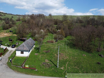 Veľký stavebný pozemok (1 ha) s vidieckym domom v tichej l - 5