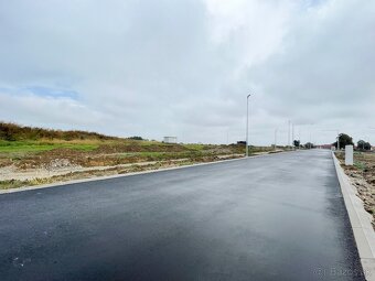 Exkluzívny stavebný pozemok s panorámou Malých Karpát - 5