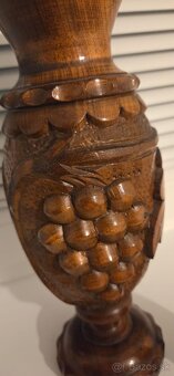 Vyrezávaná drevená váza, motív hrozno, dub - 5