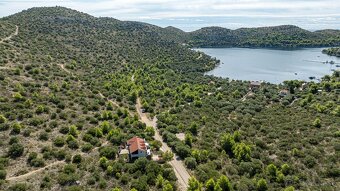 Lastovo: Stavebný pozemok pre rodinný dom v jednej z najpoko - 5