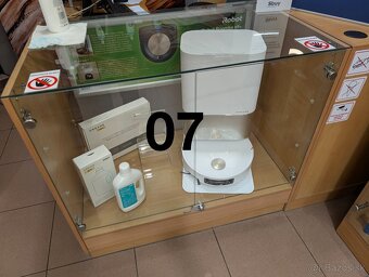 Vitrína (skrinka) a ostatný nábytok plus pútače do predajne - 5