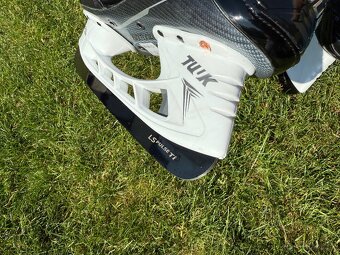 NOVÉ hokejové brusle Bauer MACH - 5