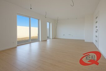 SKOLAUDOVANÝ RODINNÝ DOM, TEHLOVÁ STAVBA, IHNEĎ VOĽNÝ - 5