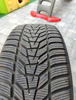 Predám pneumatiky Hankook winter icept evo3 235 55 r18 - 5