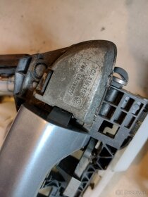 Predám kľučky zadných dverí so zámkami na VW Passat B6 - 5