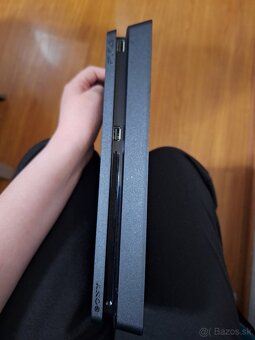 Predám PS4 Slim 512GB + 2 ovládače + 5 hier + stojan - 5