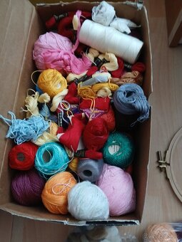 Drevená obruč na vyšívanie s bavlnkami - 5