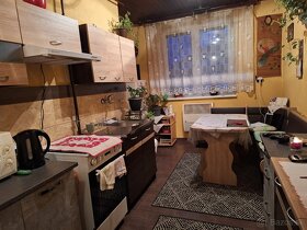 Rodinný dom s terasou, 2 garáže a veľký dvor - 5