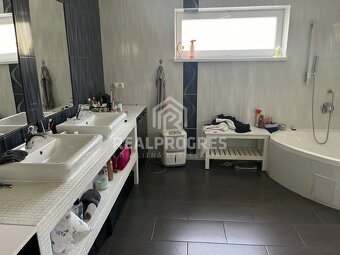 PREDAJ dvoch rodinných domov na jednom pozemku o výmere 600 - 5