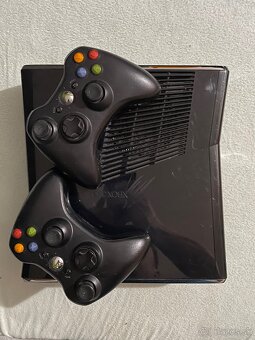 Xbox 360 + 2 ovládače + Kinect + hracia gitara - 5